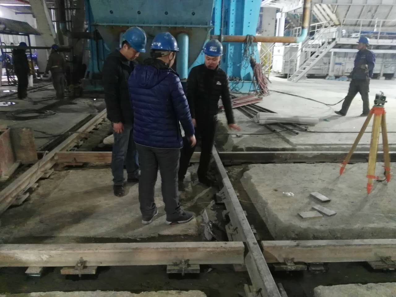 哈尔滨热电厂，应用我公司超流态型灌浆料，对磨煤机进行轨道安装