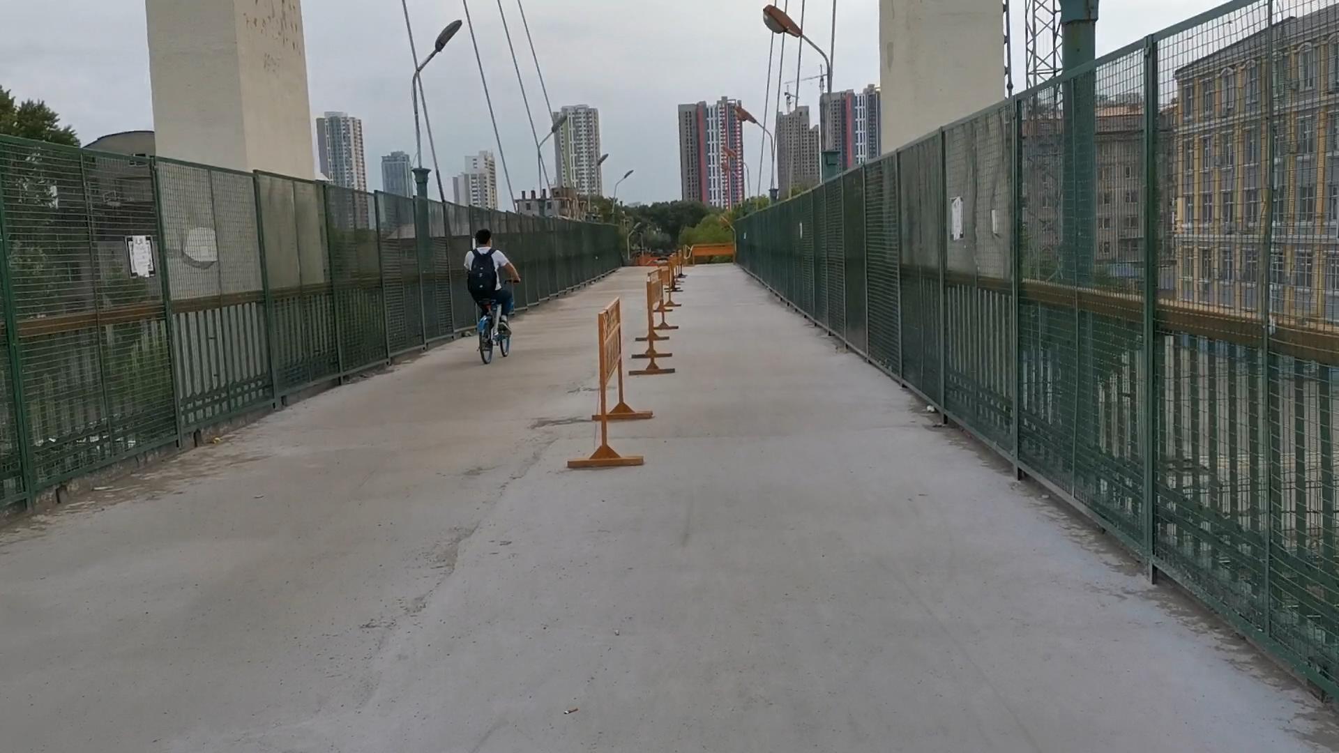 哈尔滨市道外区彩虹桥，应用我公司混凝土修复料，进行桥面修复工程